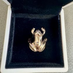 Vintage 14k Yellow Gold Frog shaped with black eye stones Ring size 4.75 7.19 grams  Tested 14K gold, no markings  This vintage 14k yellow gold ring i