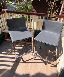 grey and silver barstools
