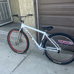 Throne Goon 29er White And Red