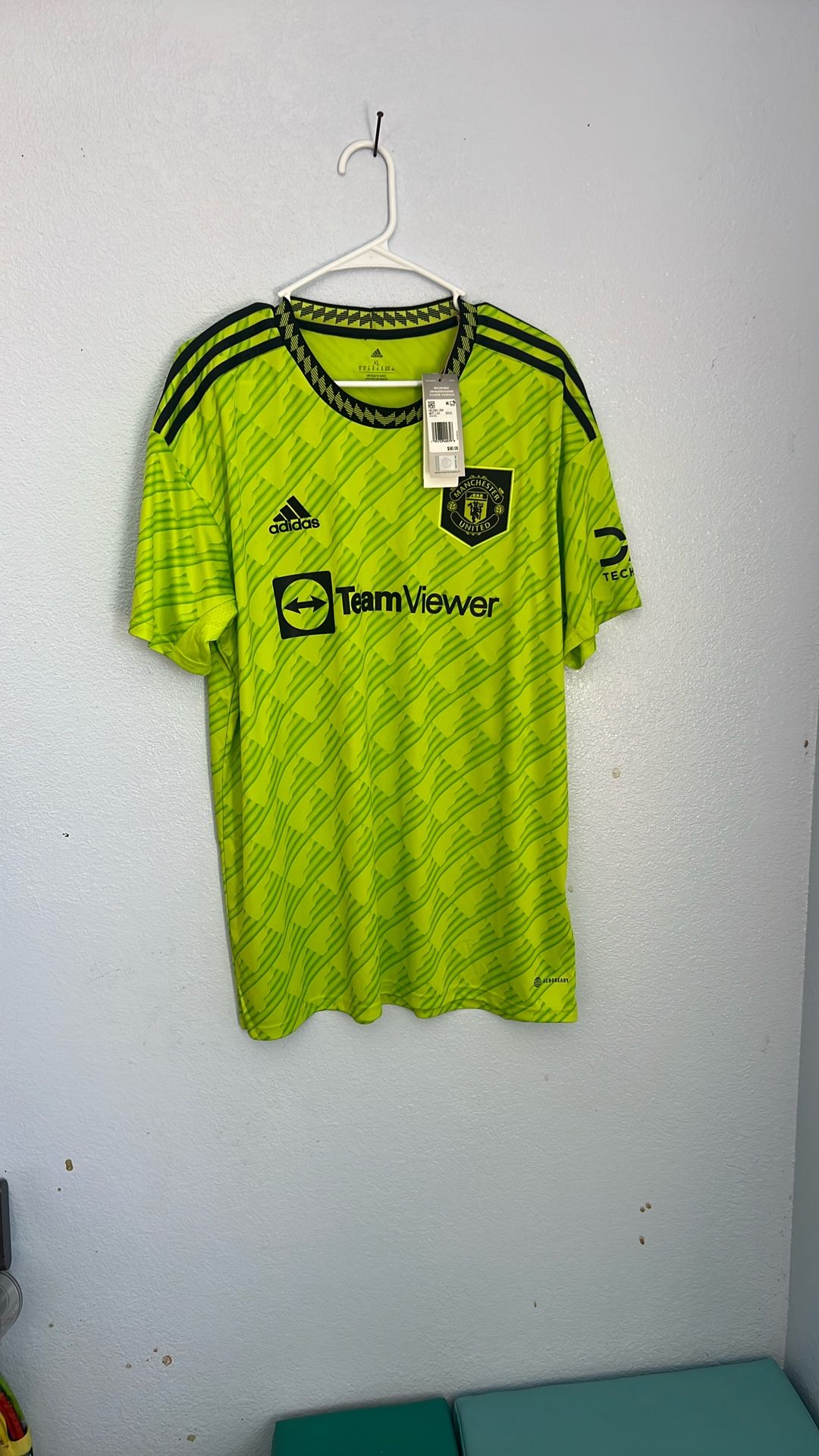 XL New Manchester United jersey.