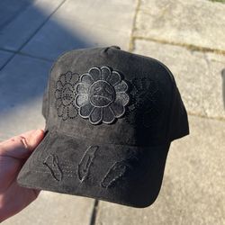 Thirty One, Innedit hats