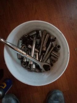 Ratchets And 100s Of Sockets