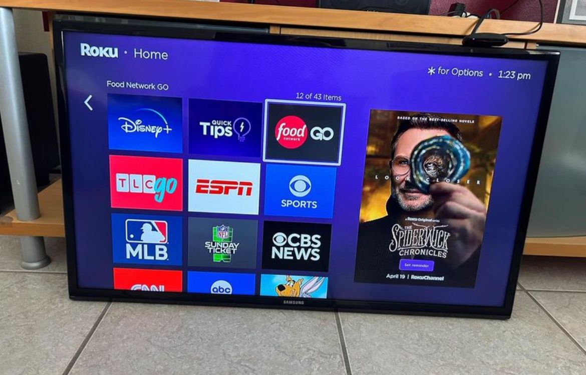 39 inch full HD tv with Roku smart tv stick