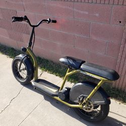 Electric scooter for Big Boys Only has Powerfully TORQUE up hills. Speed 20mph 30miles range electric bike e-bike ebike 3 month old cost $1500! Now fo