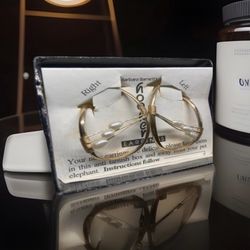 The N.O.S BARBARA BARNETT’S Hooker Earrings are a luxurious pair of hoop earring