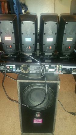 Equipo de teatro en exelentes condiciones funciona perfectamente samsung tengo los cables de las bocinas