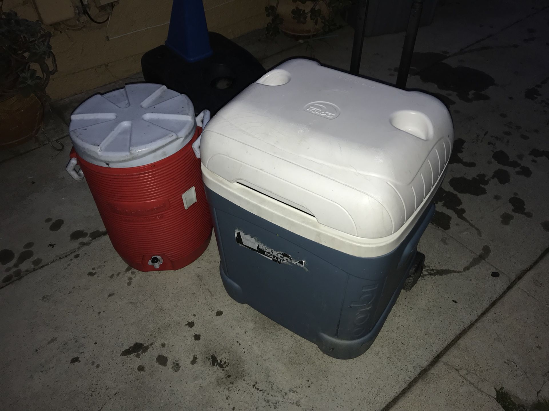 Ice cooler 15-$20 FIRM PRICE NO DELIVERY CASH OR TRADE FOR BABY FORMULA