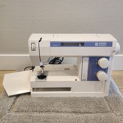 Husqvarna Viking 225 Sweden Sewing Machine