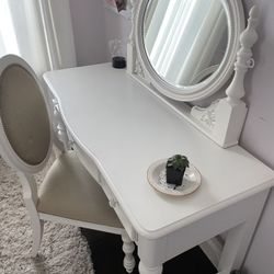 Beautiful Desk With Oval Mirror And Chair