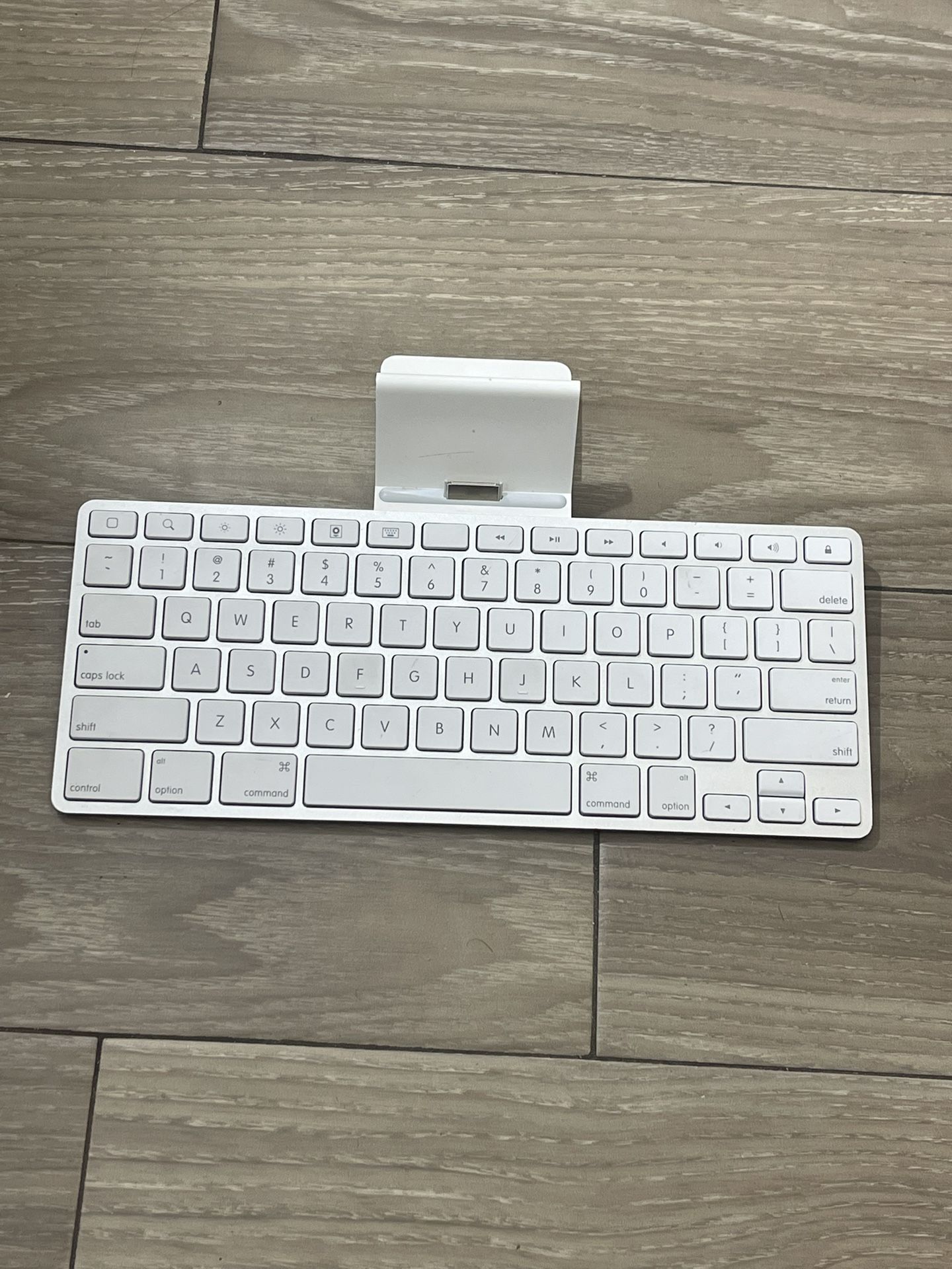 Apple iPad Keyboard Dock – 30-Pin Connector – With Stand