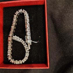 https://offerup.com/redirect/?o=OC5Jbg== 925 Silver Tennis Braclet