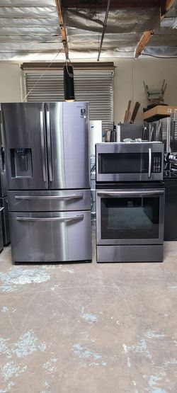 Refrigerator Samsung 4 Door,  Stove Electric And Microwave all  in black Stainless steel combo Delevery