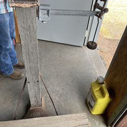 “Howe” Brand Working Antique Scale… Make An Offer ! 