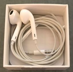 Apple EarPods with 3.5mm Headphone Plug with Microphone MNHF2AM A