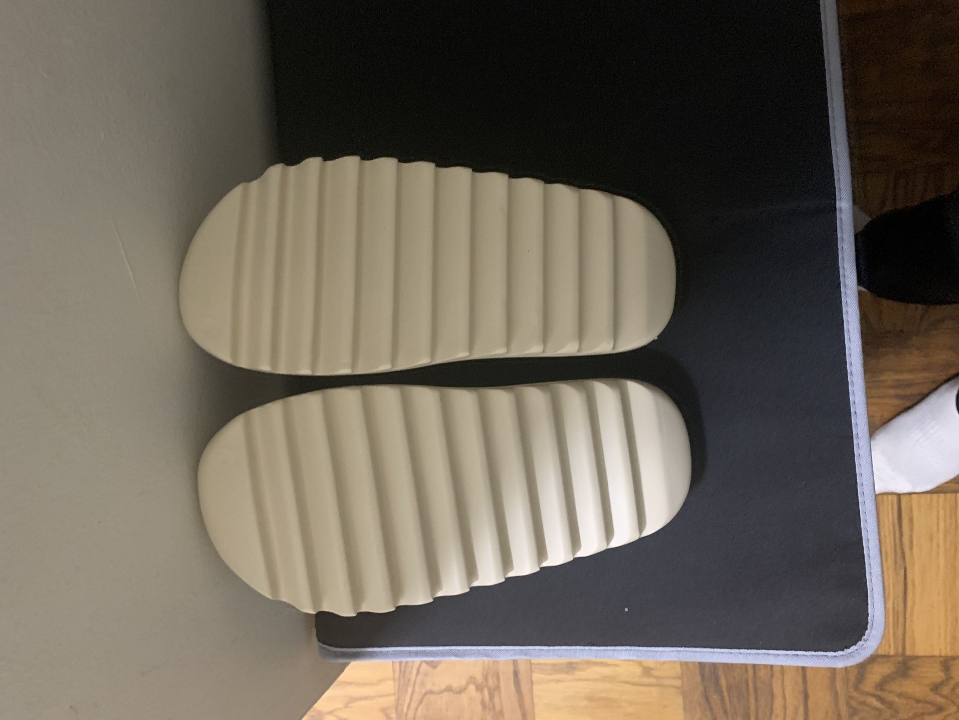 Yeezy slides “bone” Size 11