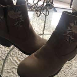 Embroidered Woman Boots