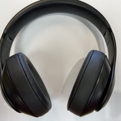 Beats Studio 3 Wireless Noise Canceling Headphones includes charger