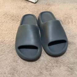 used yeezy size 9 slides