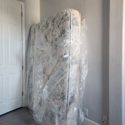 Mattress Queen Like New 