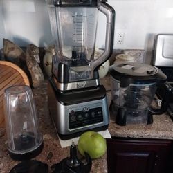 NINJA BLENDER ONLY USED ONCE IS IN EXCELLENT CONDITION 