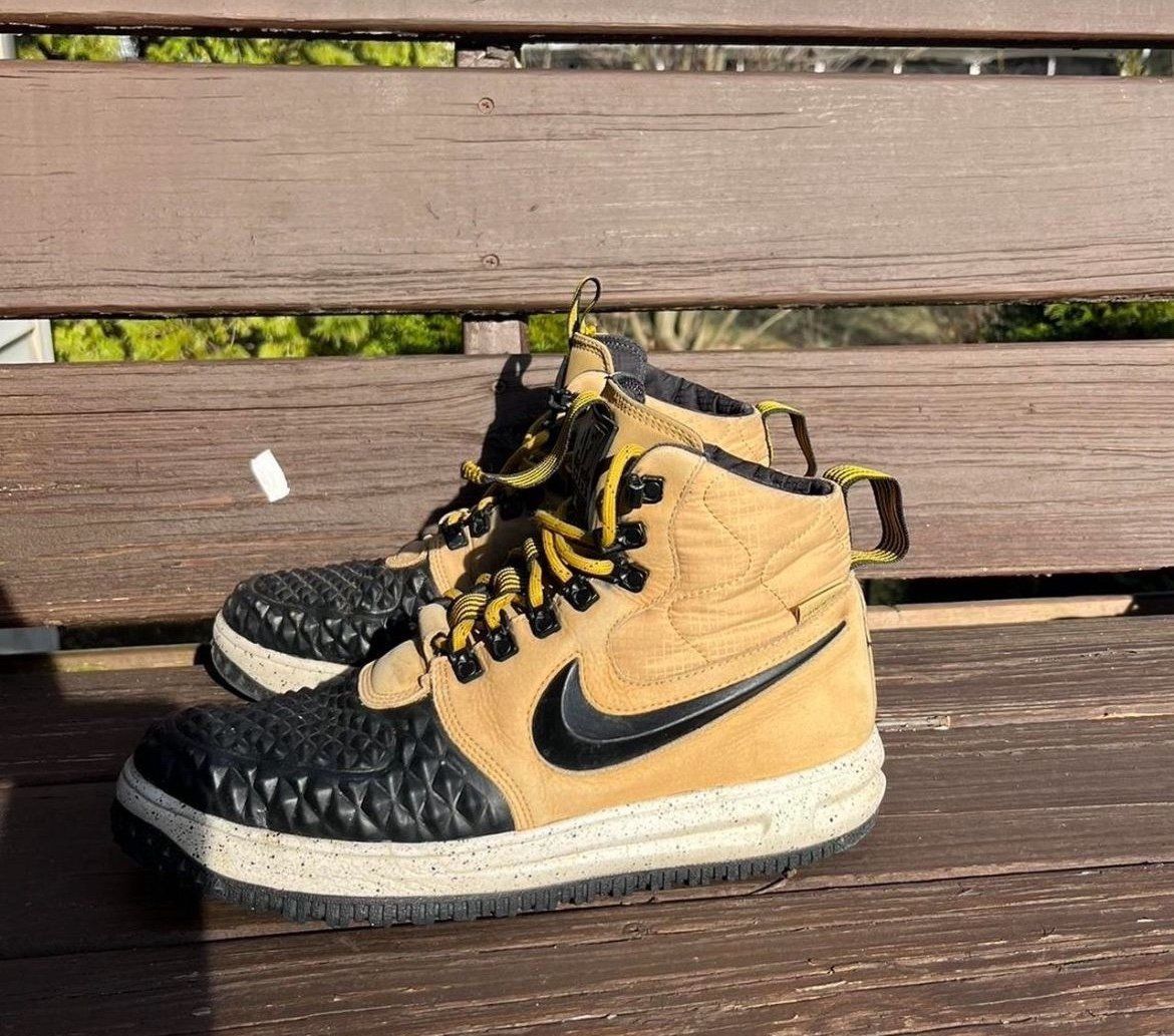 Nike Lunar Force 1 Duckboot Metallic Gold Light Tan Beige Black Suede Size 10 916682-701 used with small scuffs and creases