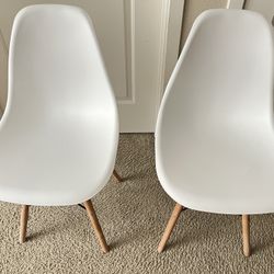 set of 2 White Plastic Chair with Wooden Legs 15"D x 18.25"W x 31.5"H