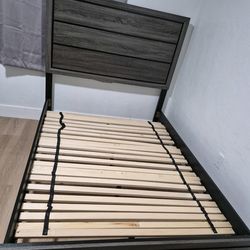 En venta cama full como nueva ,con mesa noche y peinadora