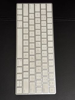 Apple A1644 MLA22LL Magic Keyboard White Fuly Tested Works Great!!!!