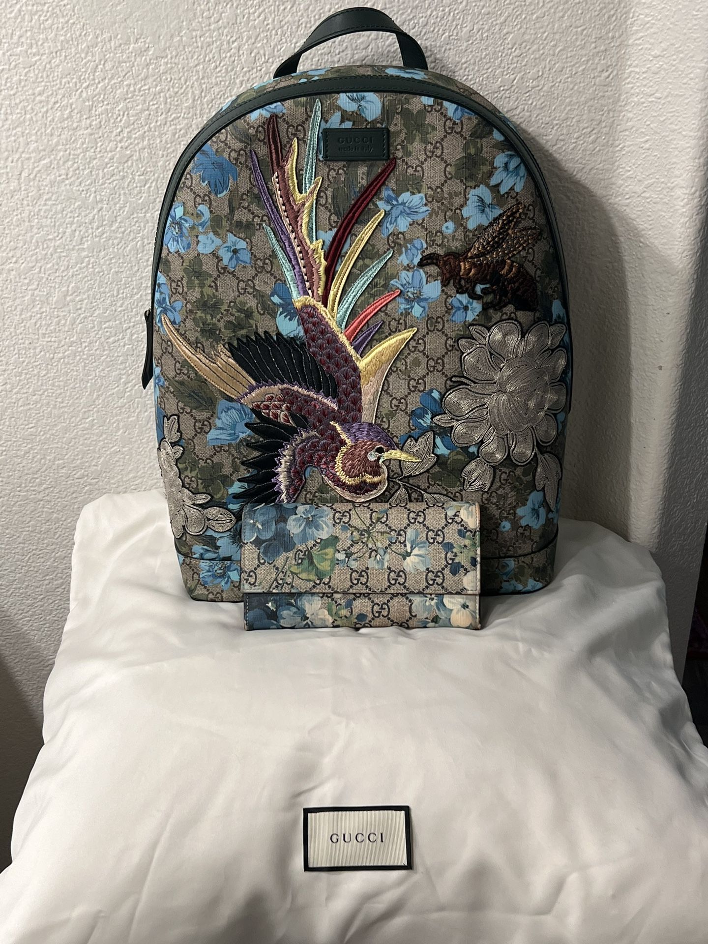Hindre Hav skuffe *BUNDLE* Authentic Gucci GG Supreme Backpack Blooms Embroidery Bird Bee  Green & Wallet for Sale in Las Vegas, NV - OfferUp