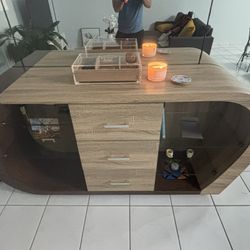 Mueble buffet / credenza moderno con vitrinas de vidrio