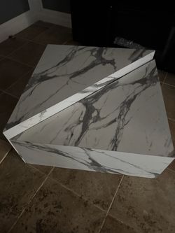 Modern Meridian Furniture "Aritzia" Faux Marble
