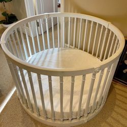 White round wooden crib