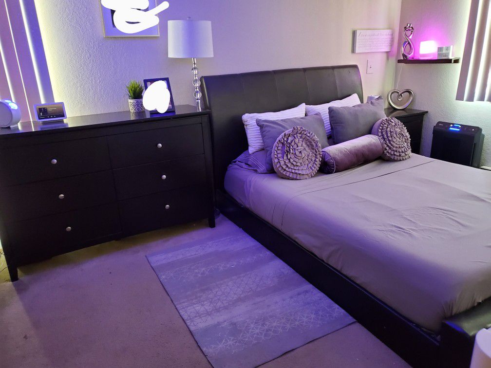 Queen bedroom set with Sealy mattress