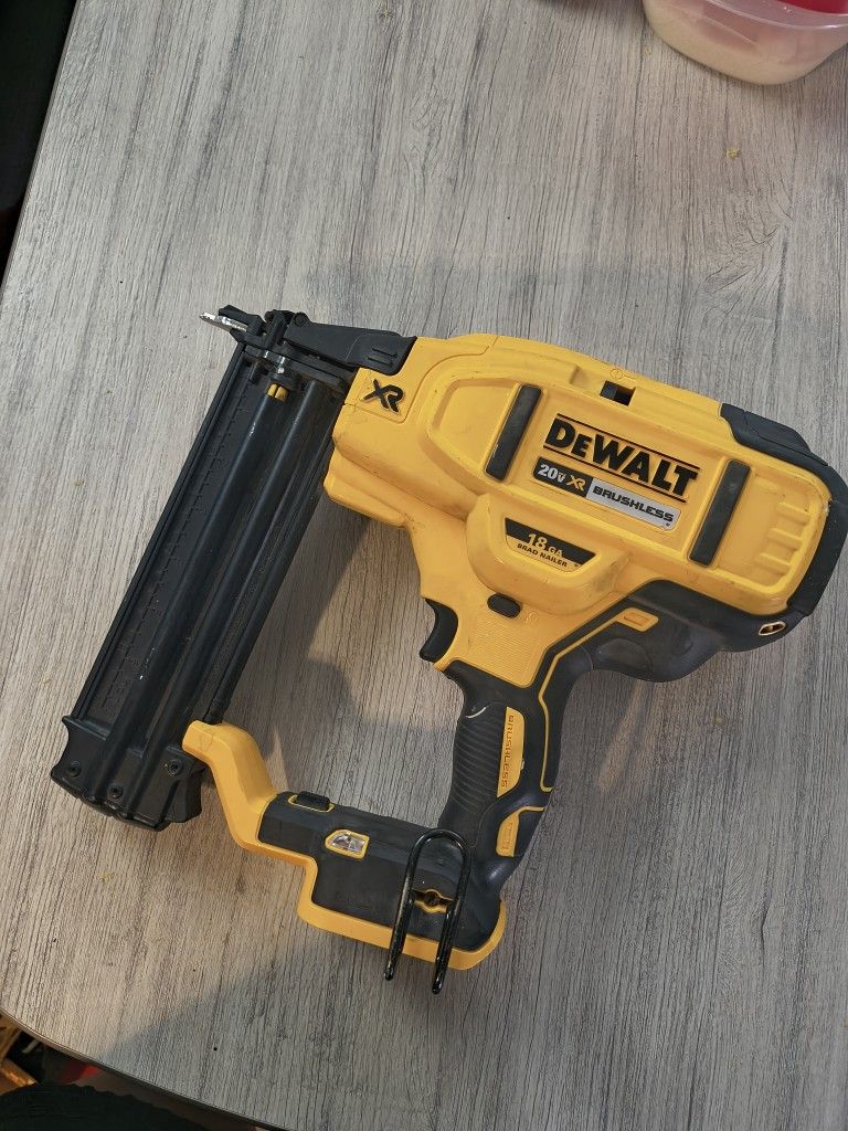 DeWalt 18ga Brad Nailer