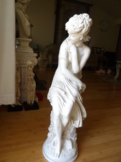 Lady With Flowers Statue