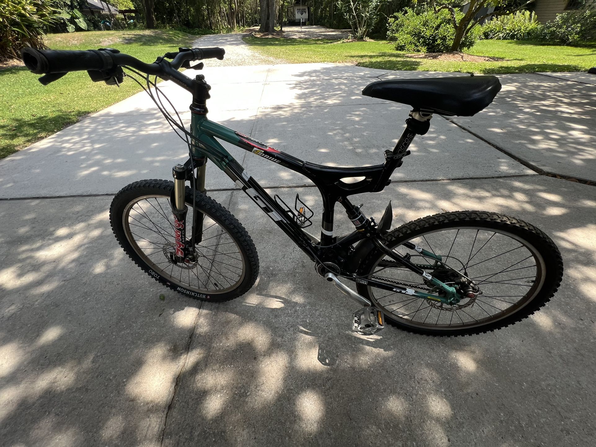Full suspension mountain bike GT i Drive 2.0