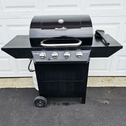 Char-Broil Advantage Series 4-Burner Liquid Propane Gas BBQ Grill. 