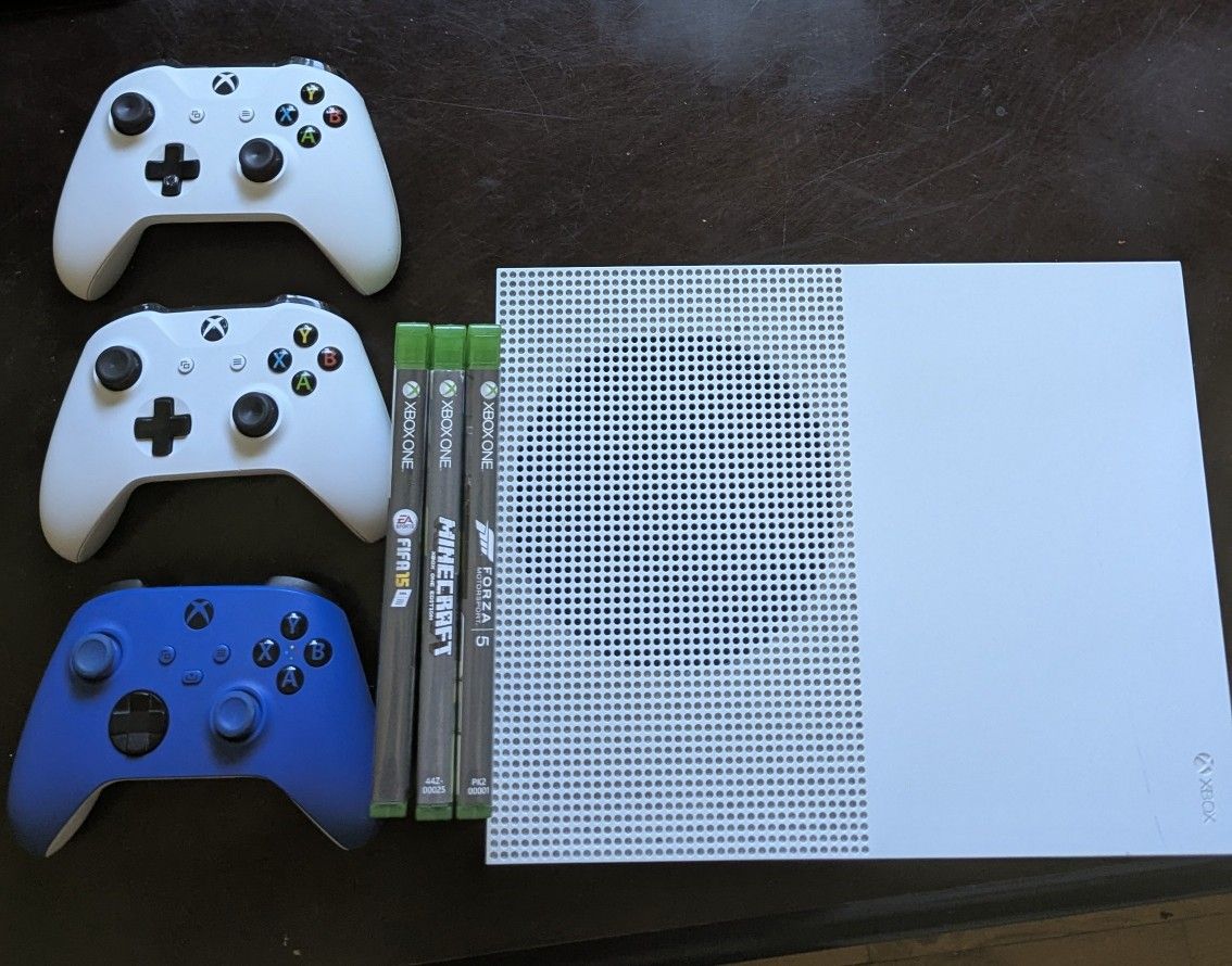 Xbox One S 1TB W/3 Controllers And Games