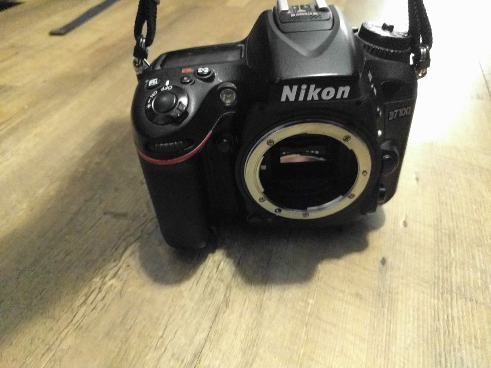 Nikon D7100 DSLR digital camera