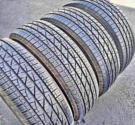 225/65/17 Firestone Tires con 80% de vida las 4