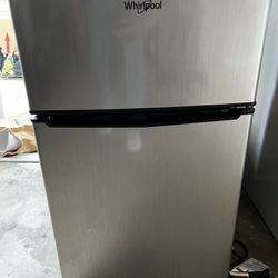 Mini Fridge : Whirlpool 