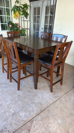 Dining table and 6 Chairs