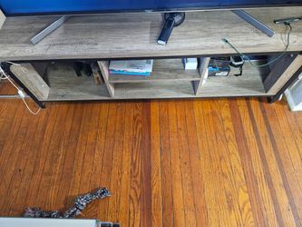 Selling  this big table  in the button  you could put books or anything  up there