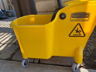Commercial floor bucket