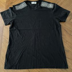 Like New - Black - Dreams Hecho en Ecuador - T-Shirt with Stylized Shoulders - Large