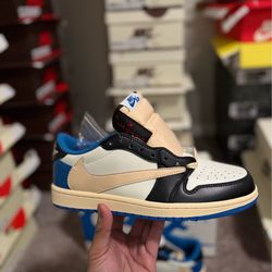 SIZE  8 TRAVI$ $COTTS NIKE COLLABS 😊✌️