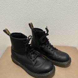 Size 4 Youth Dr. Martens 1460 Youth Delaney Lace Up Fashion Boot (Big Kid) 