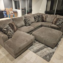Sectional Couch With Ottoman