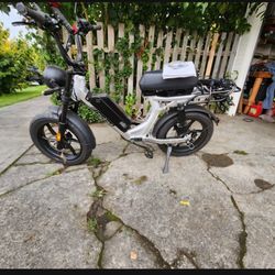Juiced Scorpion Moped Style Electric Bike 1000 W Motor 52 Volts 55 Mi Capacity 28 Mph Only 70 Original Miles 850