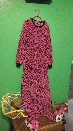 Girls footie warm comfy pijama size (M)